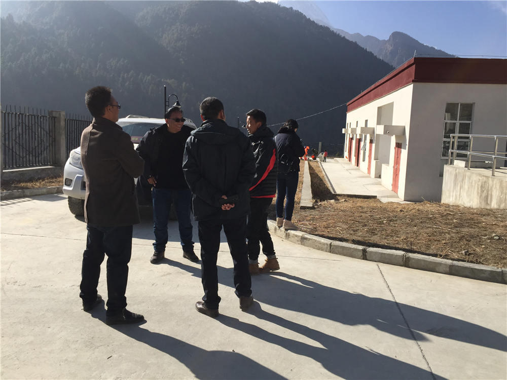 日喀則市環(huán)保督導組蒞臨吉隆縣污水處理廠檢查并指導工作，我吉隆縣環(huán)保局局長和分管縣長熊等領導陪同